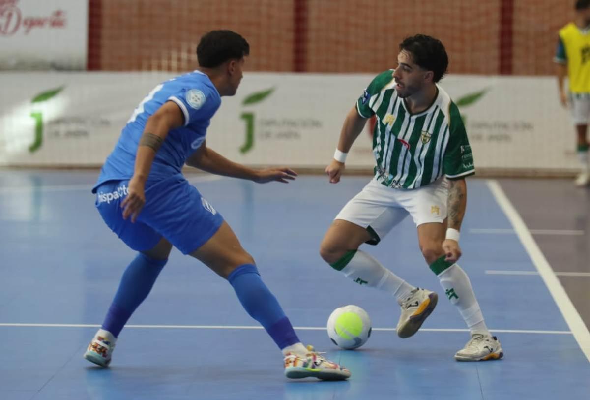 Lucas Perin, a la derecha, controla el balón.