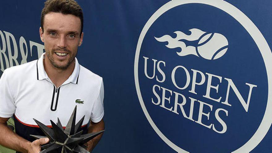 Bautista Agut posa con el trofeo.