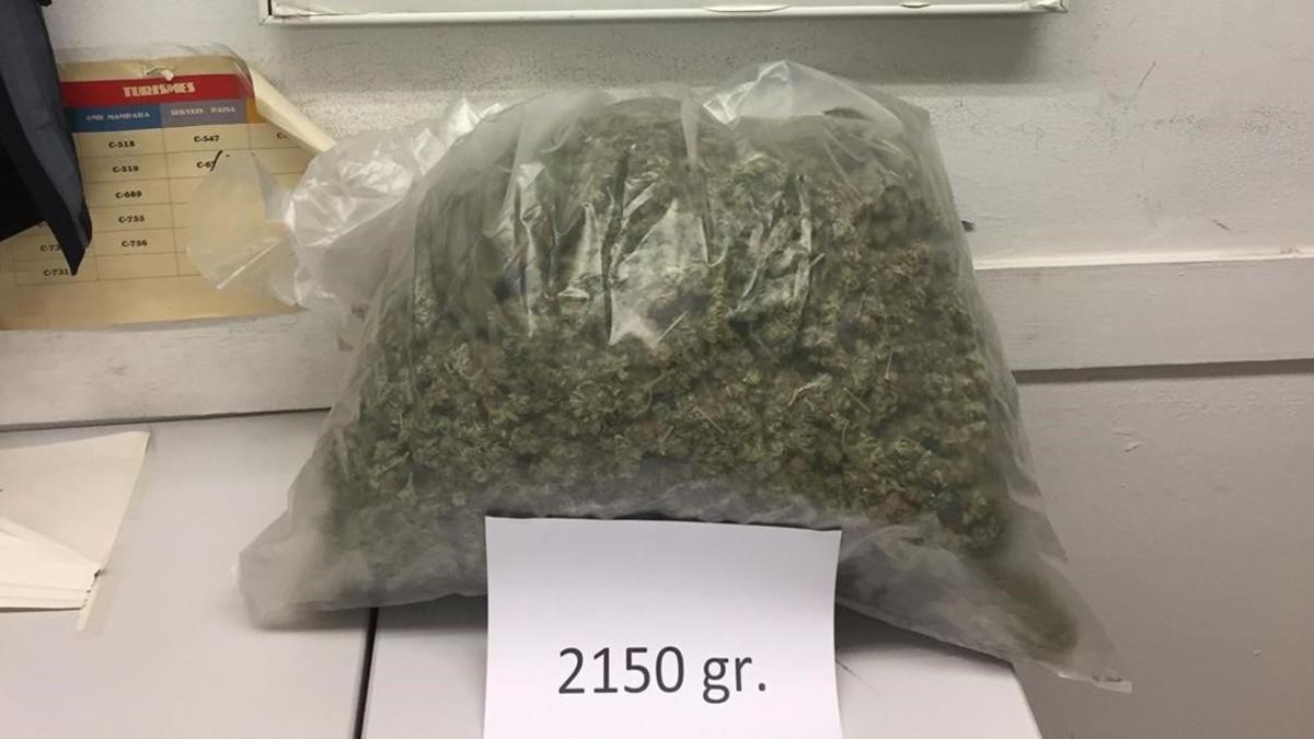 Bolsa de marihuana requisada por la Guardia Urbana.