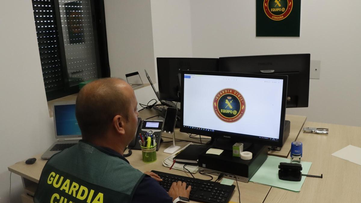 Un agente de la Guardia Civil del Equipo @ que investiga casos de ciberdelincuencia.