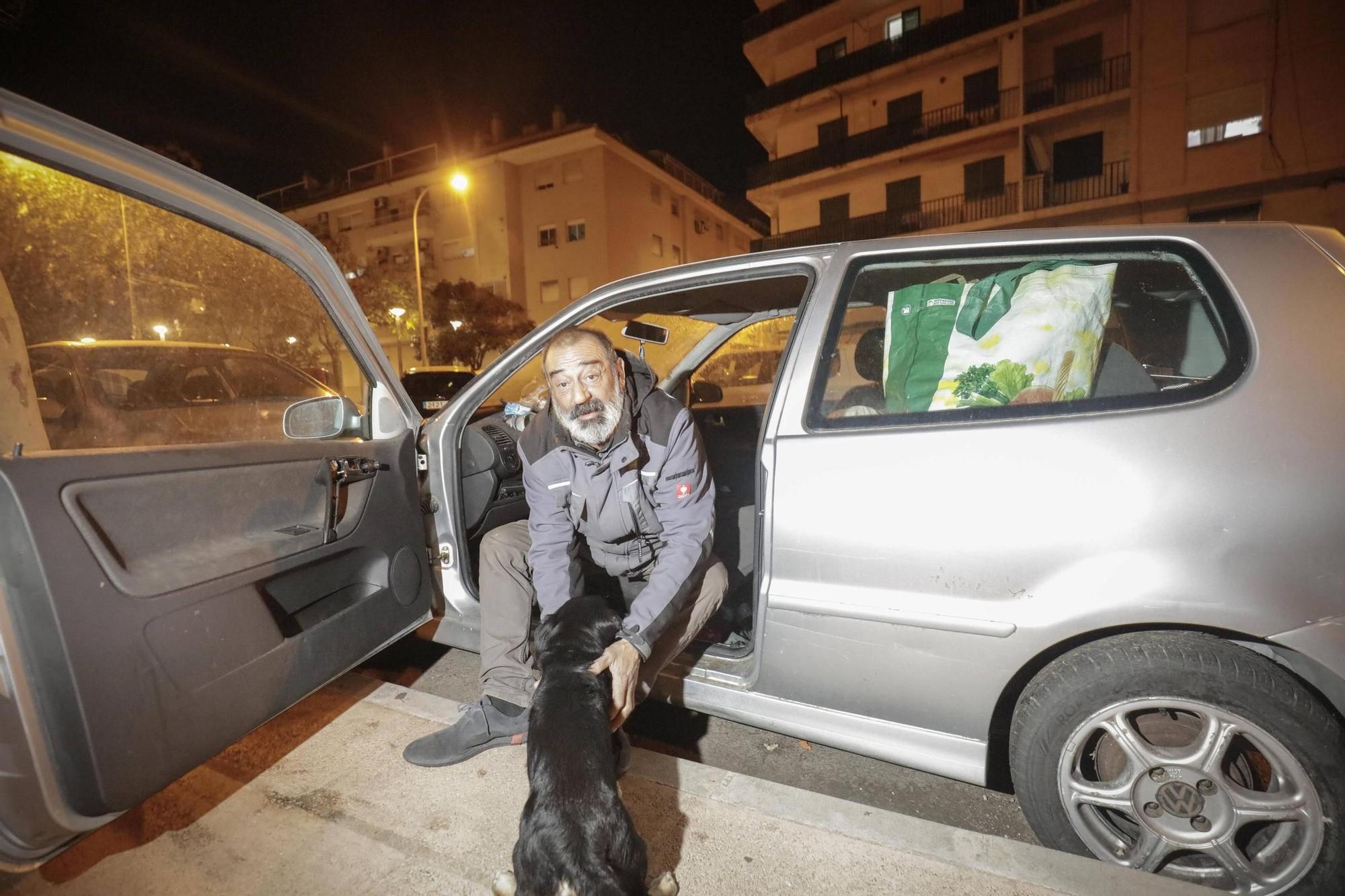 Remigio Rúa y su inseparable perro, Zeus, en el coche estacionado en Son Fortesa donde pasan la noche y guardan sus pertenencias.