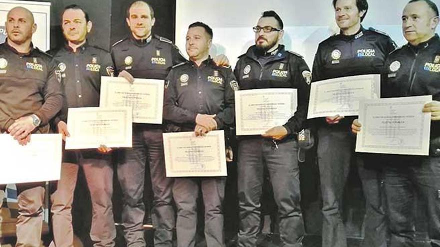 Siete policías tutores fueron reconocidos ayer por impulsar programas propios de prevención.