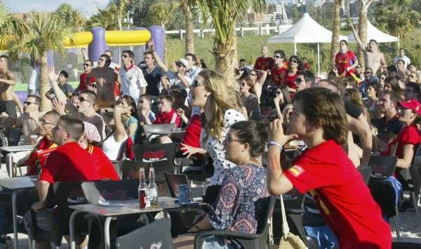 La afición zaragozana apoya a España en su debut en Las Playas