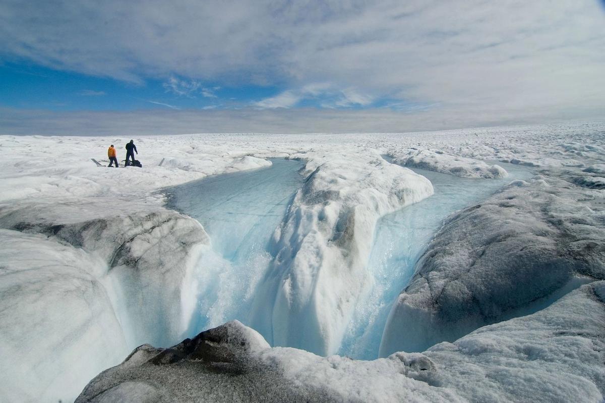 Investigadores analizan el deshielo en Groenlandia. Foto