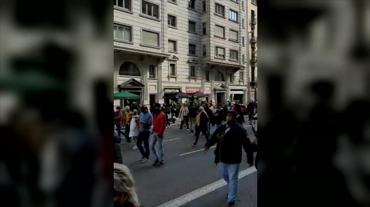 Manifestación contra Colau por las calles del centro de Barcelona