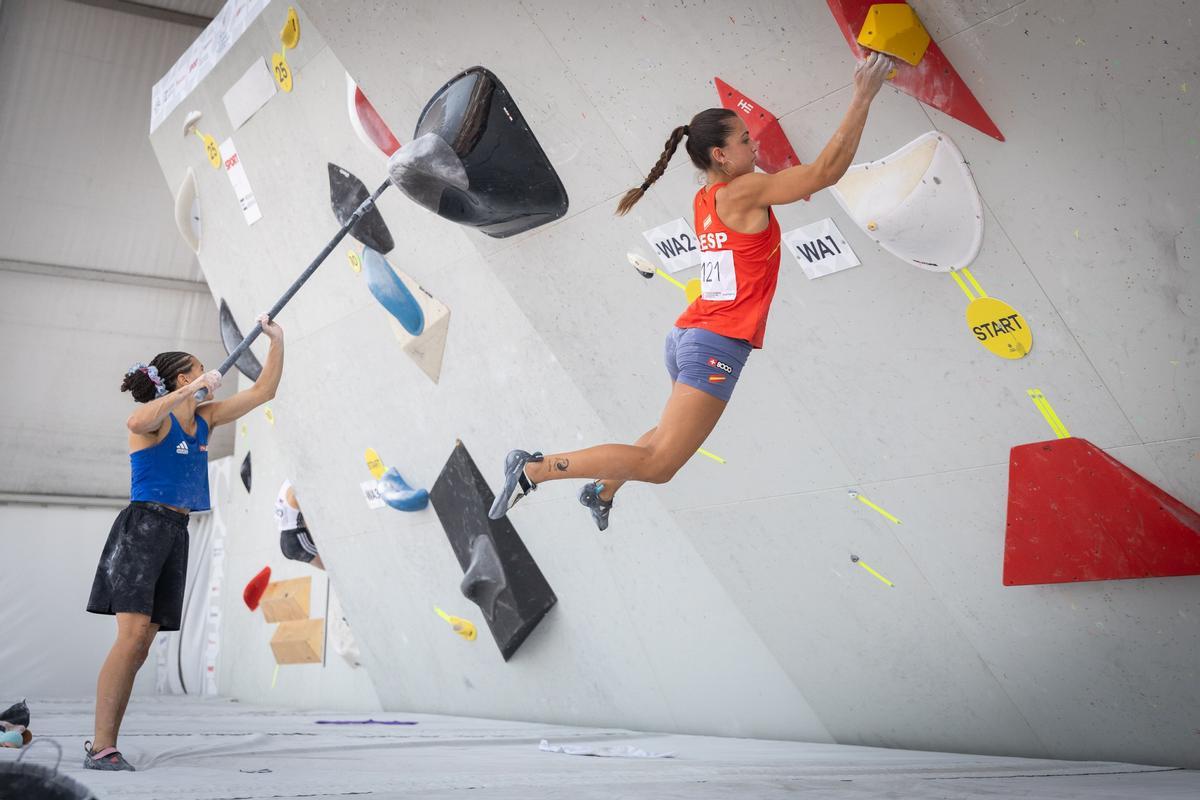 Competidora durante las jornadas de Boulder