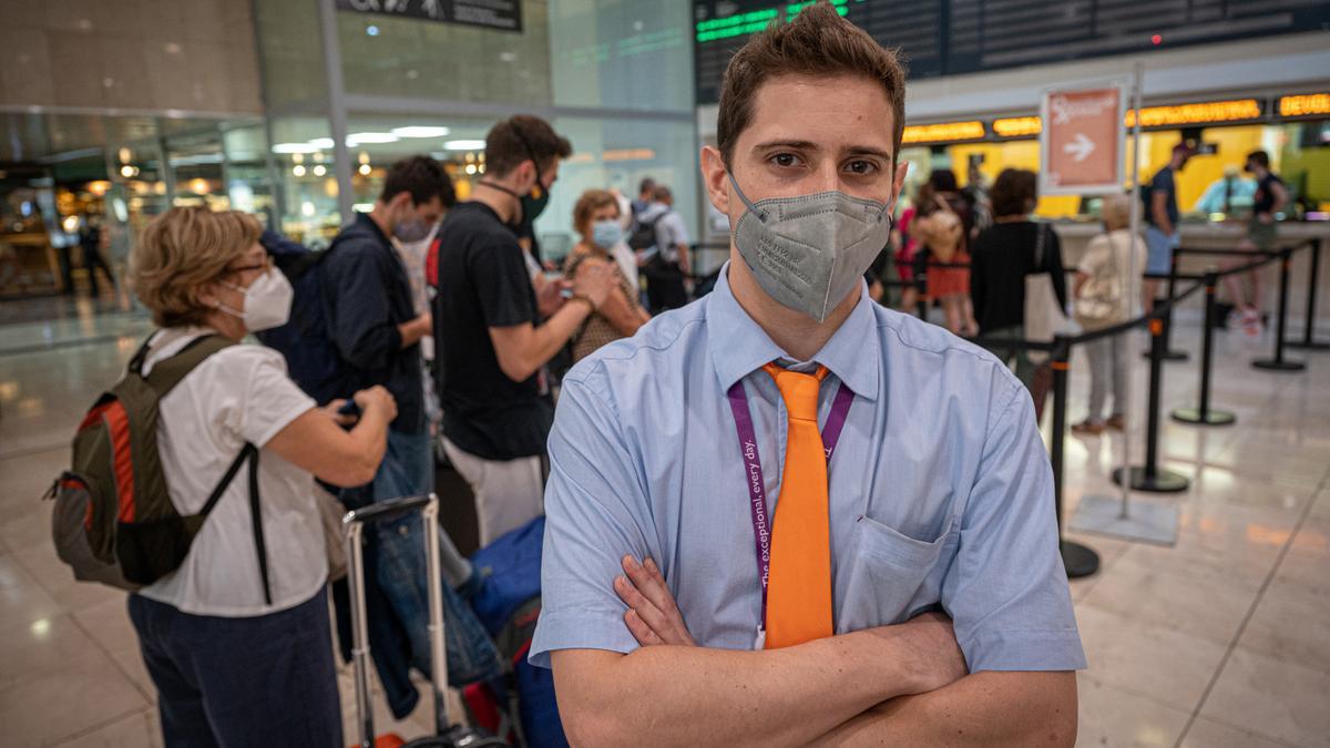 Joan Marc, informador de Renfe, en el vestíbulo de Sants, junto a las taquillas