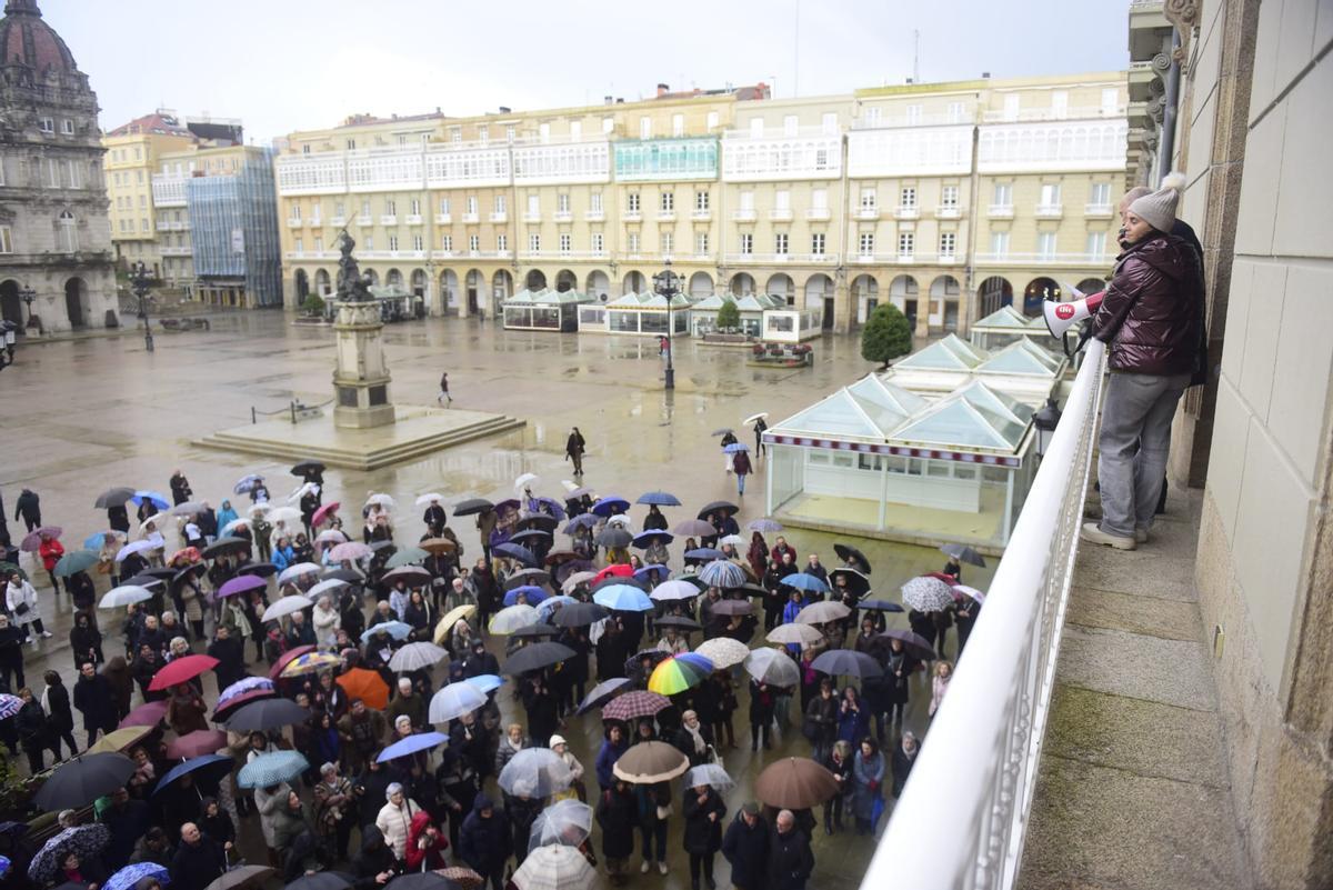 Trabajadores y alumnados del Fórum y Ágora de A coruña se concentran en María Pita