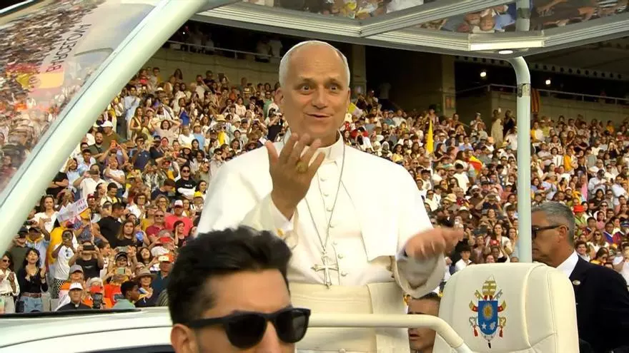 El Papa León XIV hace el gesto de 'six-seven' en el Estadio Olímpico Lluís Companys