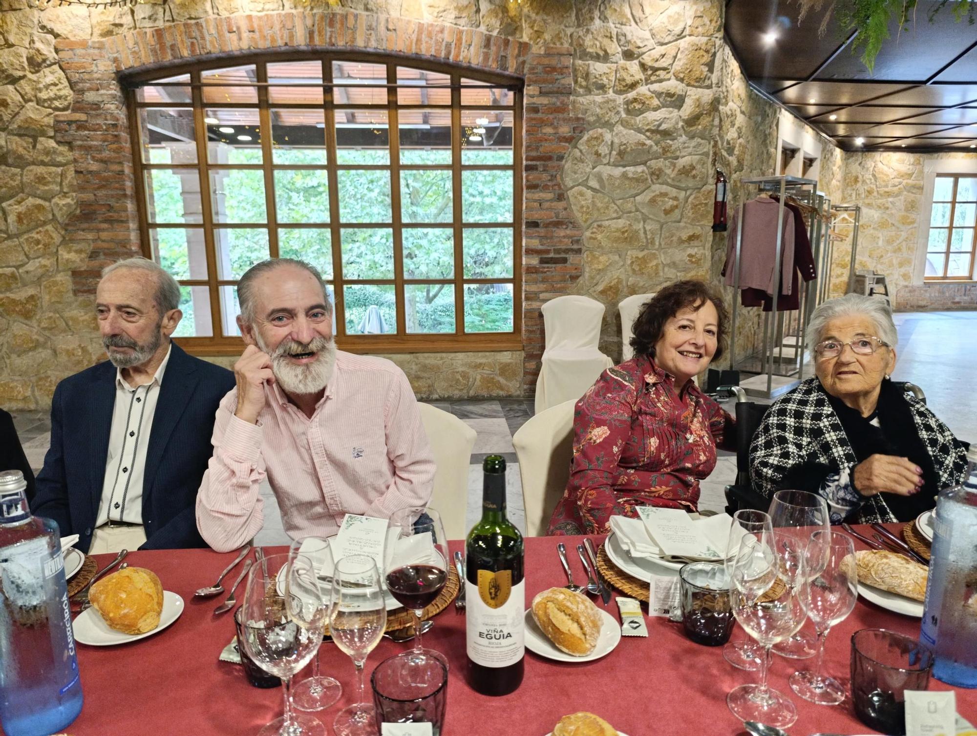 Emotivo y multitudinario homenaje a los sanitarios de Villabona