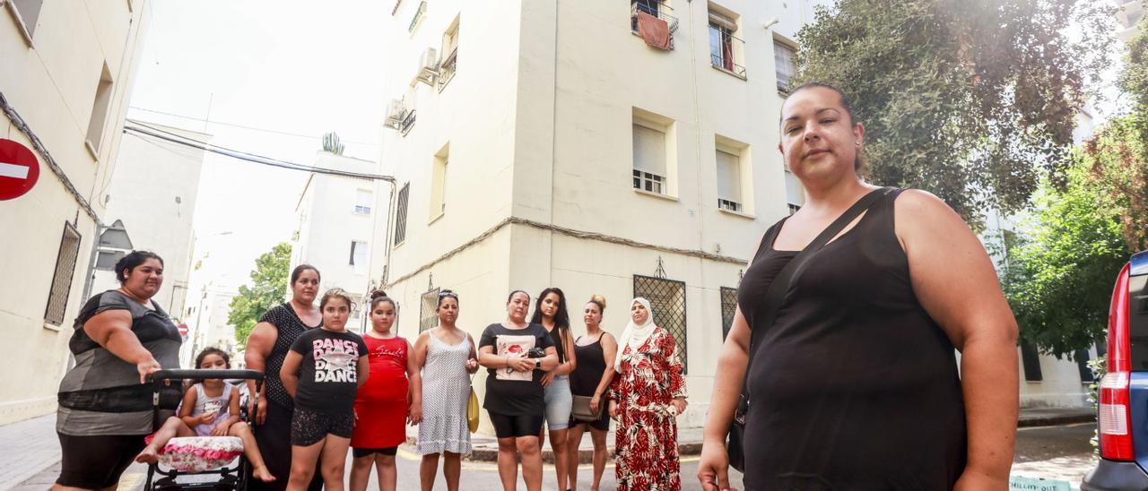 Narcisa Gómez, junto a sus vecinas del barrio de La Torre (València), unidas frente al fondo buitre Cerberus.