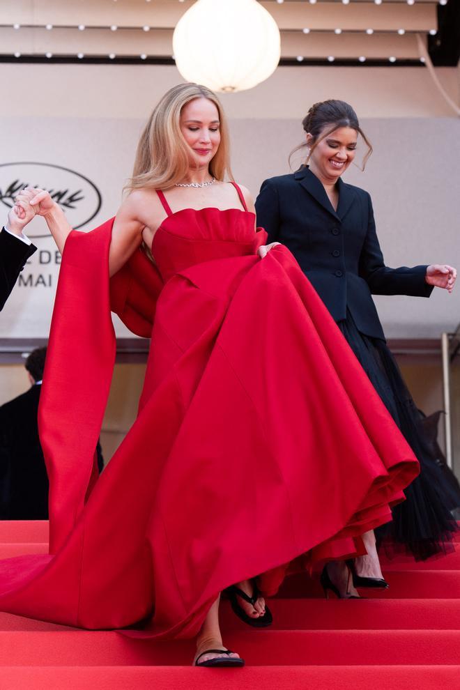 Jennifer Lawrence con chanclas negras y Dior rojo en Cannes 2023