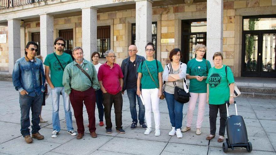 Miembros de la PAH, hoy frente a la Subdelegación.