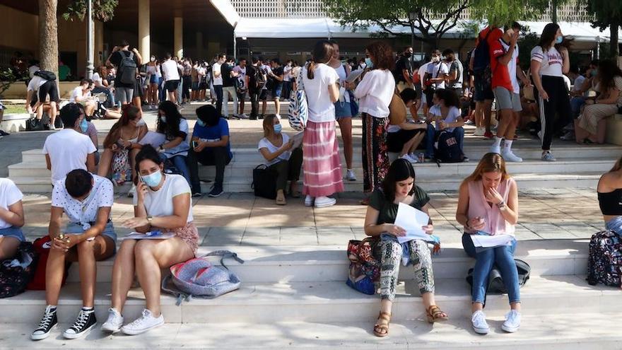 Estudiantes ante la Facultad de Medicina, en la Selectividad del pasado junio, que ahora empezarán sus clases en la universidad.