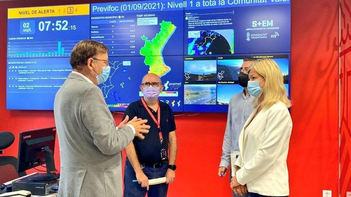 Puig en su visita al Centro de Emergencias de l'Eliana para comprobar la situación por lluvias.