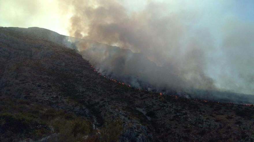 Los Bomberos logran estabilizar el incendio del Montgó