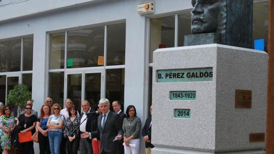 El consejero de Educación, José Miguel Pérez, habla tras descubrirse el busto a Pérez Galdós en el patio de acceso al centro.  | lp