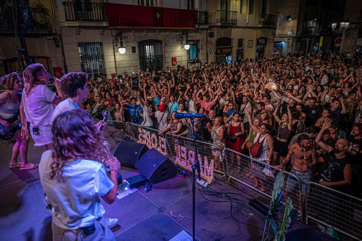 Ambiente en la primera noche de las fiestas de Gràcia.