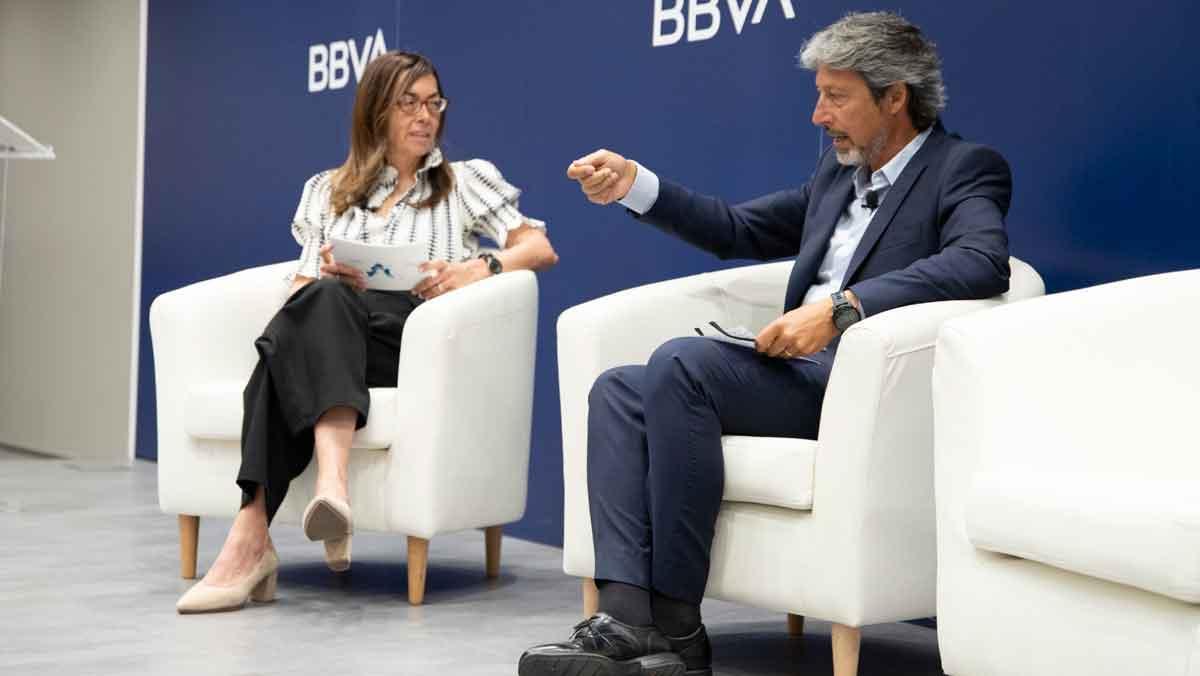 Olga Escriu, directora de Soluciones para Empresas de BBVA Catalunya, y Carlos Velázquez, director de Sosteniblidad de Grupo Roca.