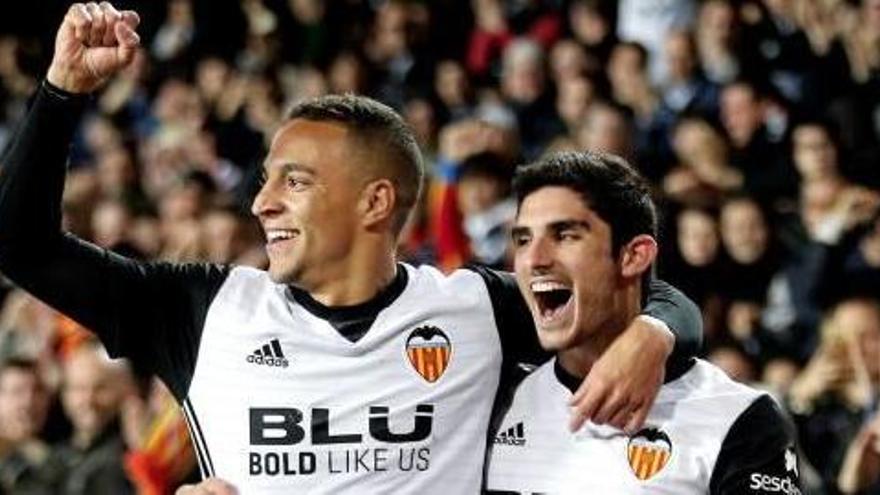 Gonçalo Guedes celebra un gol con el Valencia, junto a Rodrigo Moreno.