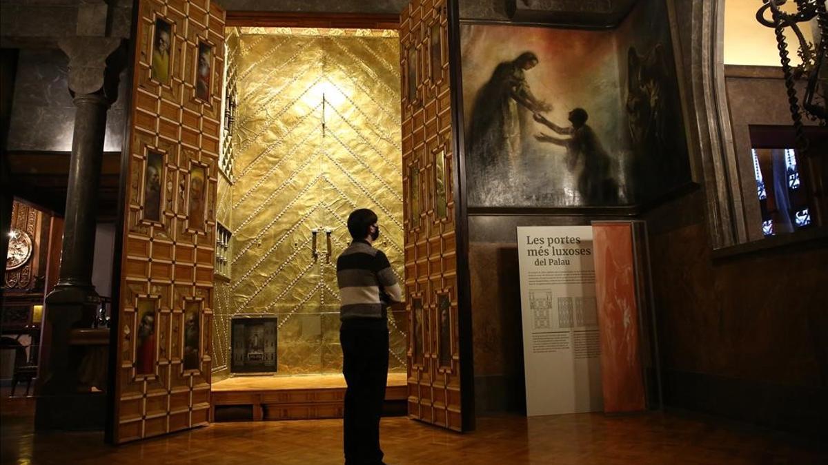 El salón central del Palau Güell con las puertas del altar decoradas por Aleix Clapés y, a la izquierda, la pintura dedicada a Santa Isabel de Hungría.