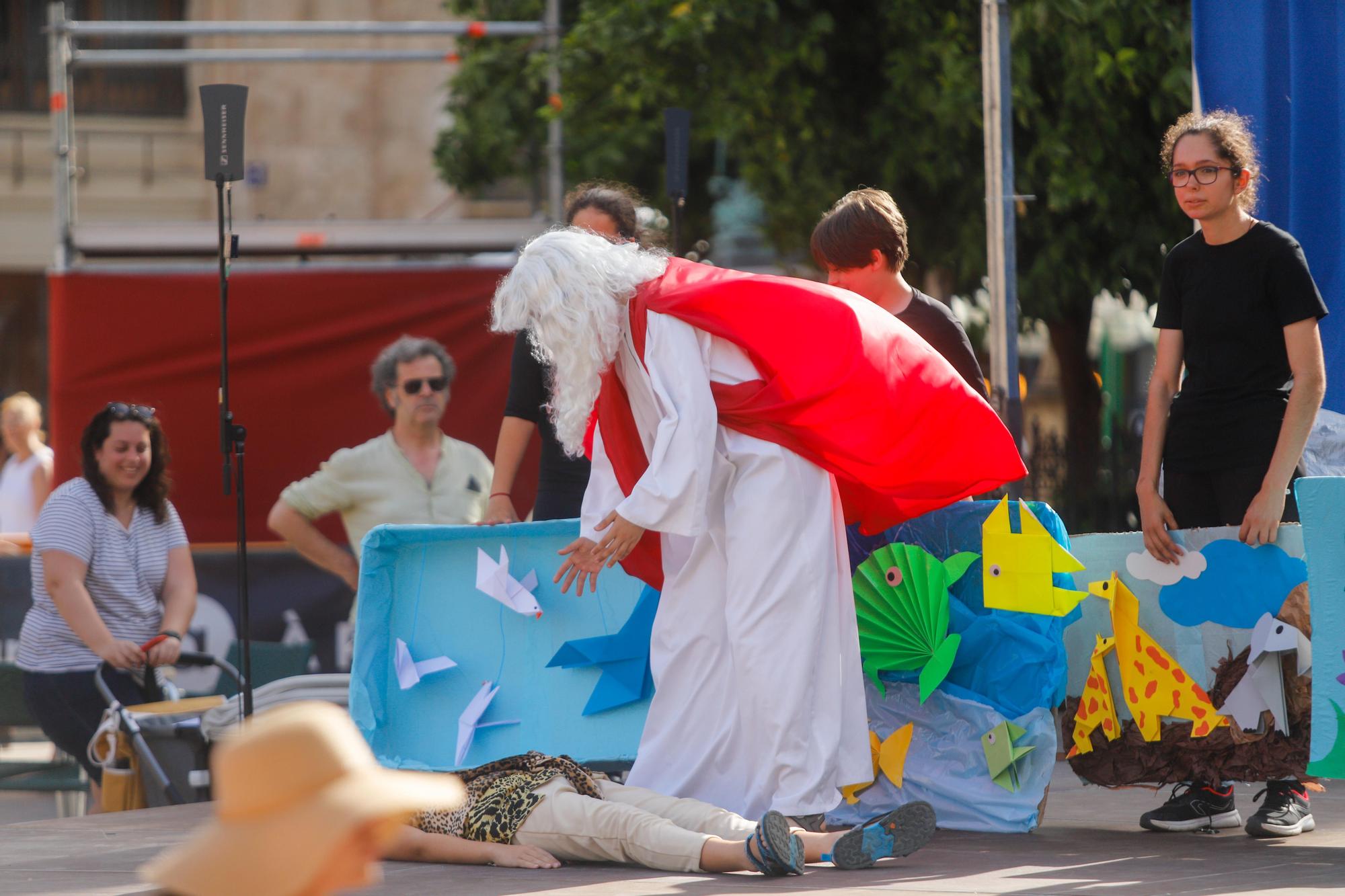 Sábado de Corpus: ambiente en la plaza, balcones y adornos florales