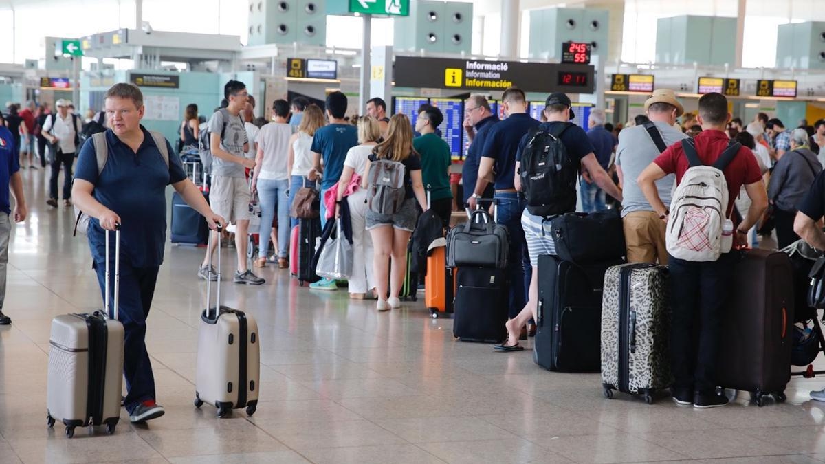 Los pasajeros siguen amontonándose este domingo ante los mostradores de facturación de Vueling en El Prat