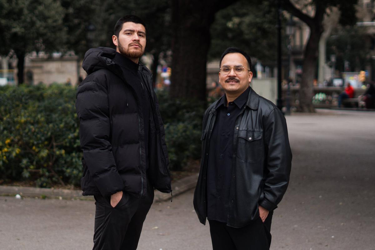Barcelona. 28/02/2025. Barcelona. Marcelo López, Fabián Macías y Bagu, jóvenes nacidos en el estranjero, fotografiados en Barcelona. AUTOR: Marc Asensio Barcelona, Catalunya, España, jóvenes, estranjero, testimonios, Marcelo López, Bagu, Fabián Macías, residentes, pasaporte, permiso de residencia, juventud, diversidad