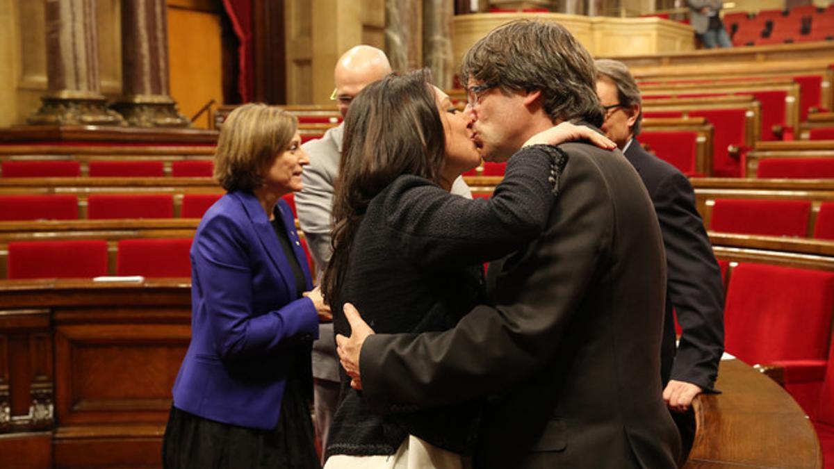 El 'president', Carles Puigdemont, besa a su esposa, Marcela Topor, tras el pleno de investidura.