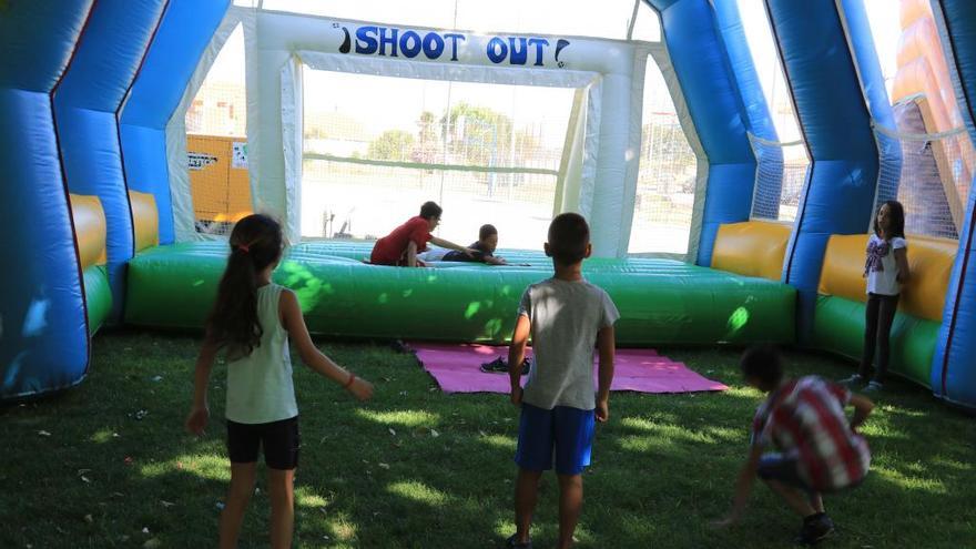 Niños jugando en los hinchables durante las fiestas de Pinilla el año pasado.