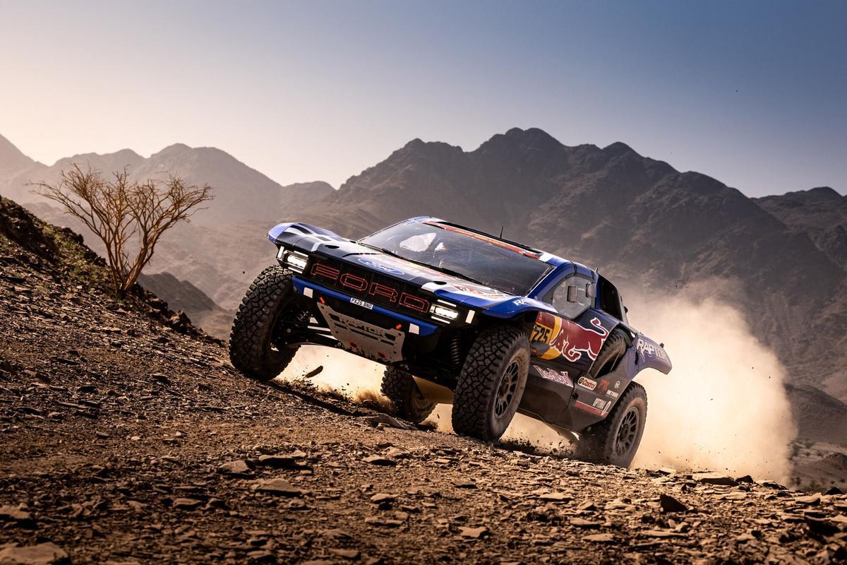 YANBU, 05/01/2026.- Carlos Sainz y Lucas Cruz en su Ford Raptor T1+ del equipo Ford M-Sport durante la Etapa 2 del Dakar 2026, el 5 de enero de 2026 entre Yanbu y Al-Ula, Arabia Saudí. Los pilotos del Toyota Gazoo Racing W2RC, liderados por el estadounidense Seth Quintero, dominaron la segunda etapa del Dakar 2026 en coches, disputada entre Yanbu y AlUla, con 400 kilómetros cronometrados, tras la cual el catarí Nasser Al-Attiyah (Dacia) es el nuevo líder y los españoles Carlos Sainz y Nani Roma, como el resto de los Ford, cedieron un importante tiempo. EFE/Red Bull/Kin Marcin -SOLO USO EDITORIAL/SOLO DISPONIBLE PARA ILUSTRAR LA NOTICIA QUE ACOMPAÑA (CRÉDITO OBLIGATORIO)-