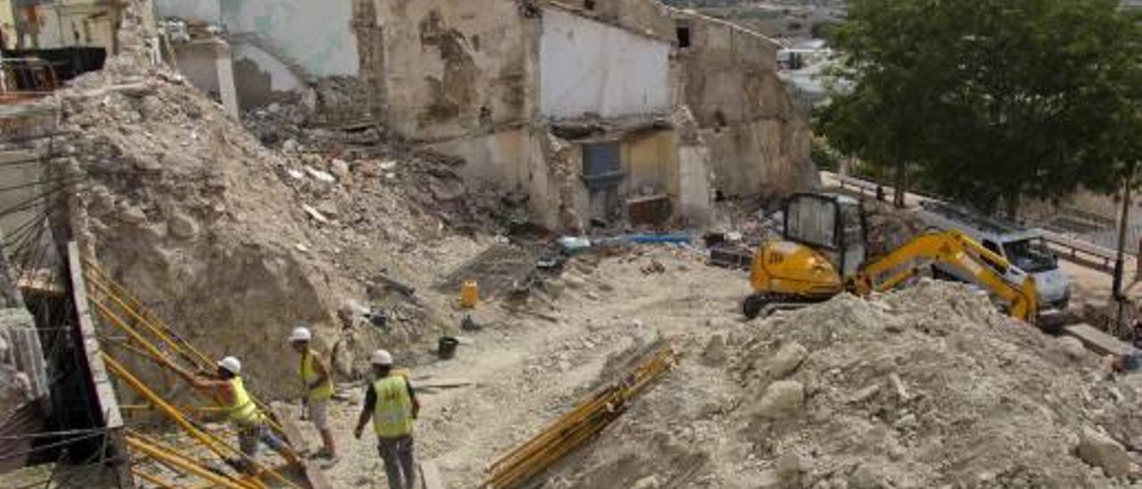 Castalla consolida la ladera tras la demolición de una manzana de casas