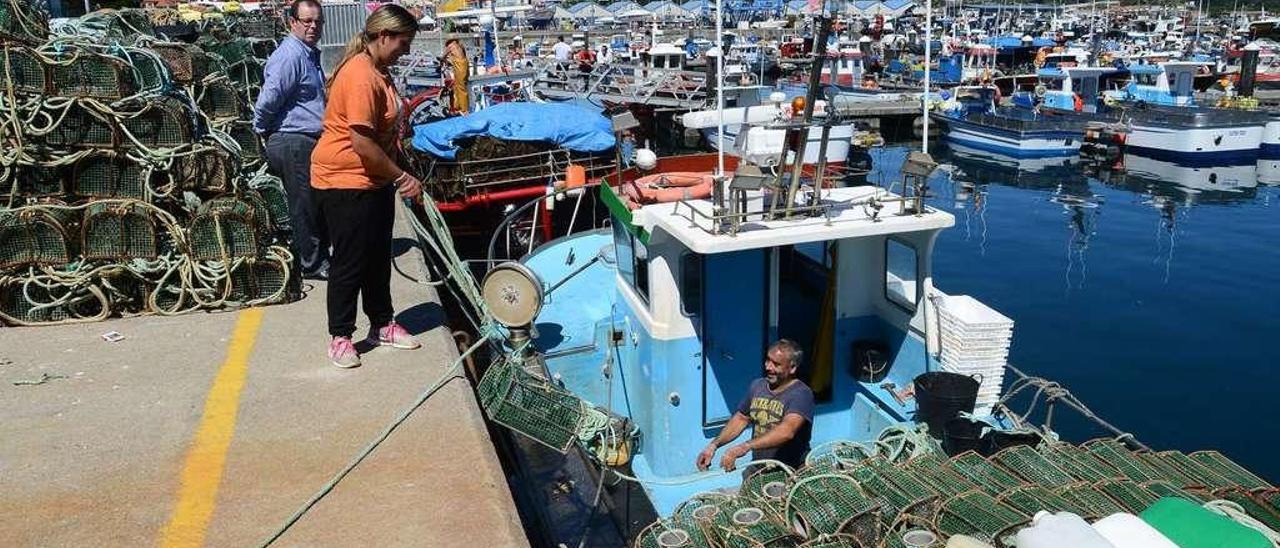 Los marineros cargaban ayer las nasas en sus barcos, en el puerto de Bueu, para volver hoy al mar. // Gonzalo Núñez