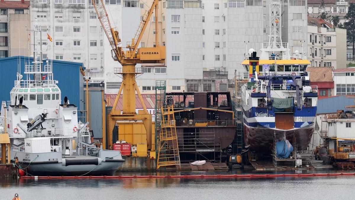 La patrullera gana tamaño al lado de uno de los oceanográficos que repara Cardana, el «Ángeles_Alvariño»