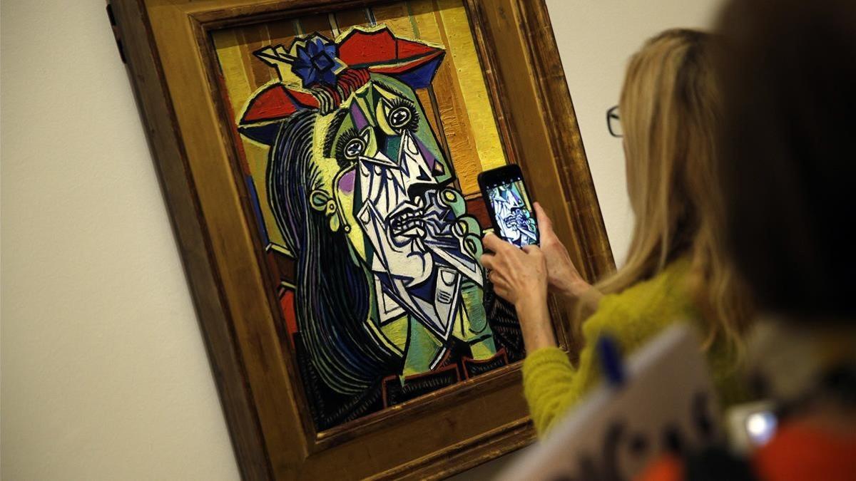 'La mujer que llora' (1937), una de las piezas de Pablo Picasso que lucen en la exposición 'Guernica' del Museo Picasso de París.