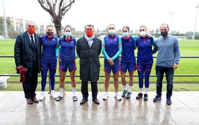 Joan Laporta posó junto a algunas integrantes del femenino y su técnico