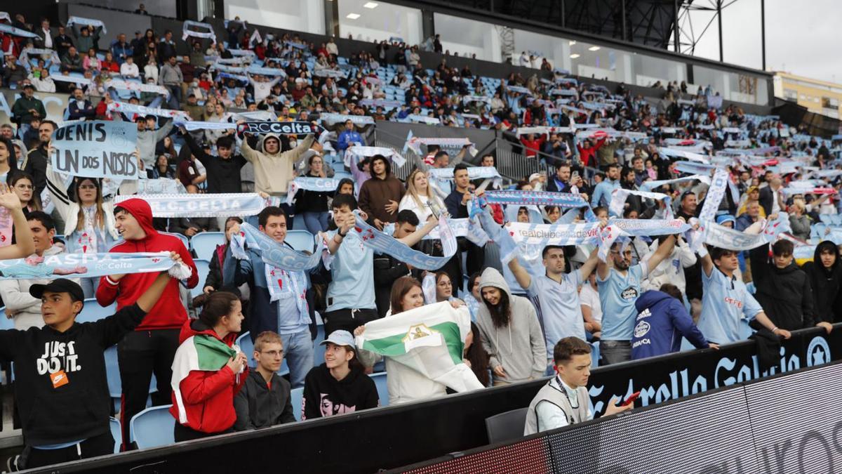 Espectadores en la grada de Tribuna Baja durante un partido de Liga en Balaídos. // RICARDO GROBAS