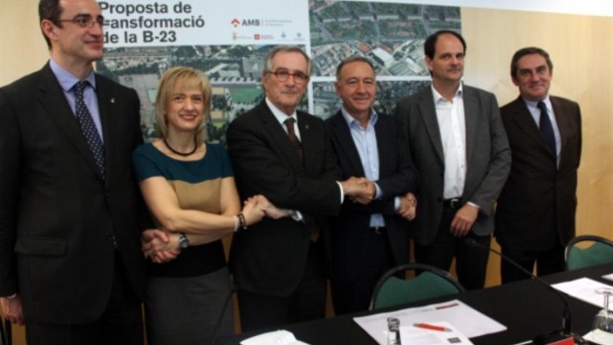 Antoni Vives, Pilar Díaz, Xavier Trias, Antoni Poveda, Josep Perpinyà y Ramon Torra en la firma del acuerdo para la reordenación de la B-23 y su conexión con la Diagonal.