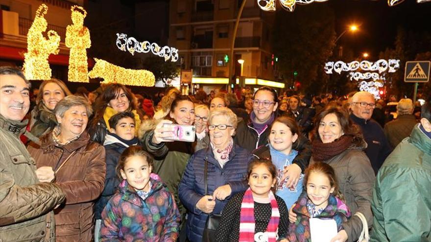 El PP critica la tala de un árbol para poner un belén e IU replica que estaba seco