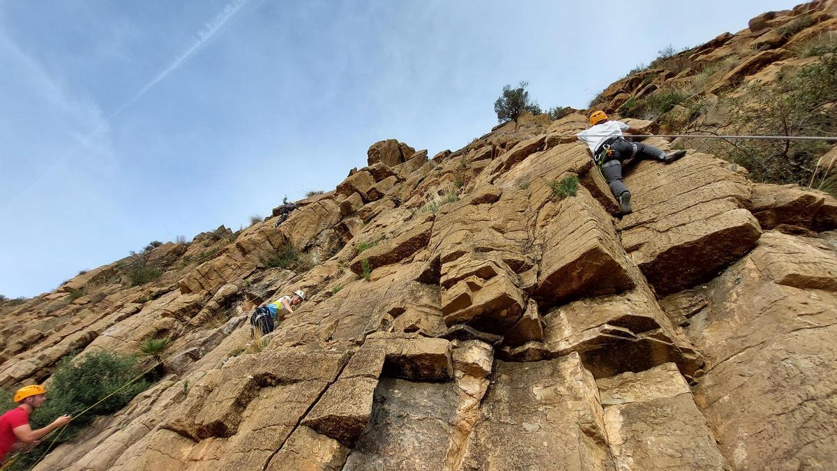 Dos estudiantes del ciclo medio de Montaña en una de las prácticas de escalada.