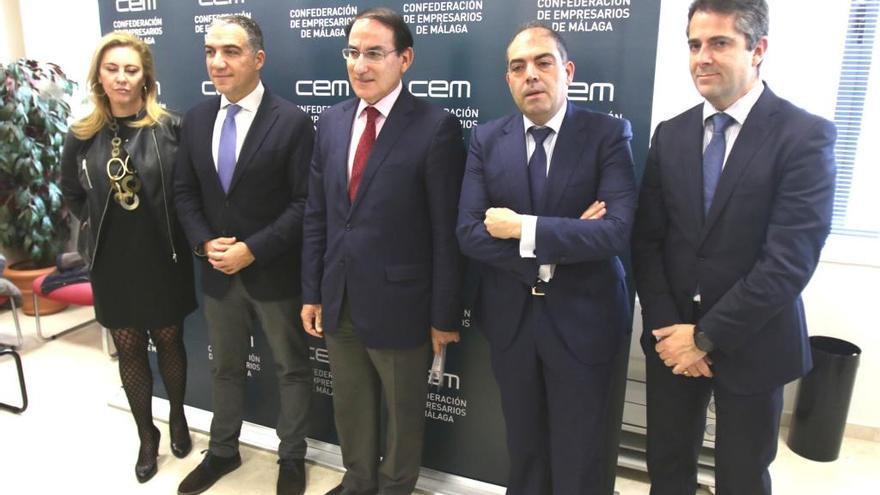 La diputada popular Carolina España; el presidente de la Diputación, Elías Bendodo, el presidente de la CEM, Javier Lara; el presidente de la ATA, Lorenzo Amor; y el concejal y portavoz del PP del Ayuntamiento de Málaga, Carlos Conde