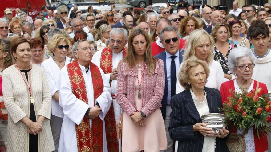 Carmen Moriyón, Ángela Pumariega y Sara Álvarez Rouco, en la bendición de las aguas por San Pedro. A la derecha, la bancada de los partidos del gobierno votan la retirada del recurso contra la ordenanza de movilidad. |  Marcos León /  Juan Plaza