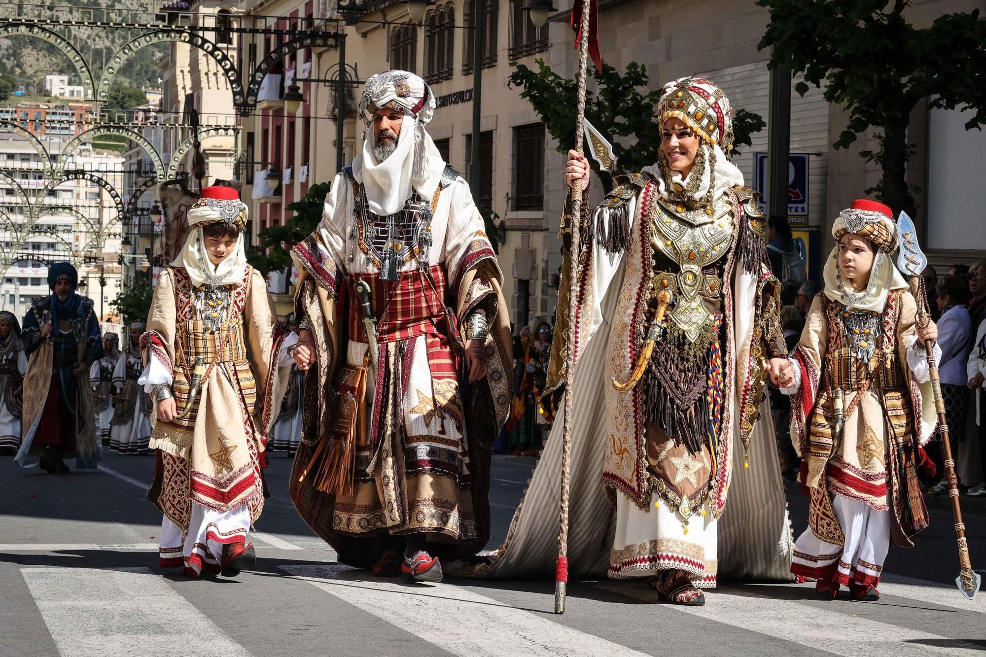 El Sant Jordiet entre claveles en la procesión de la Reliquia
