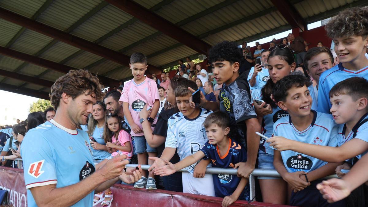 Marcos Alonso firma autógrafos en A Lomba.
