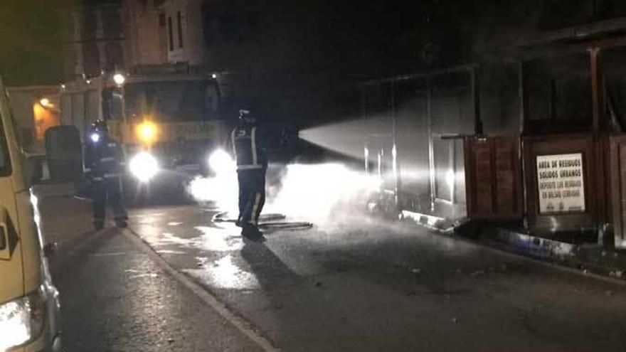 Bomberos sofocando el incendio de los contenedores.