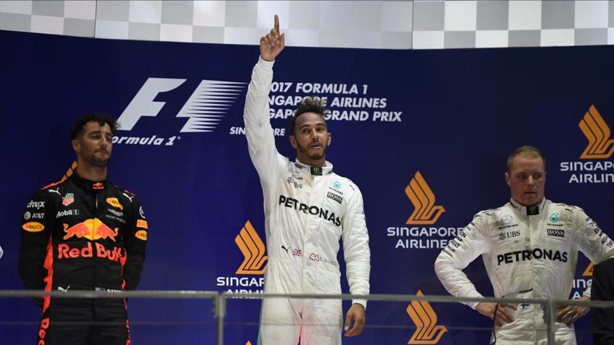 Hamilton, en lo alto del podio de Singapur