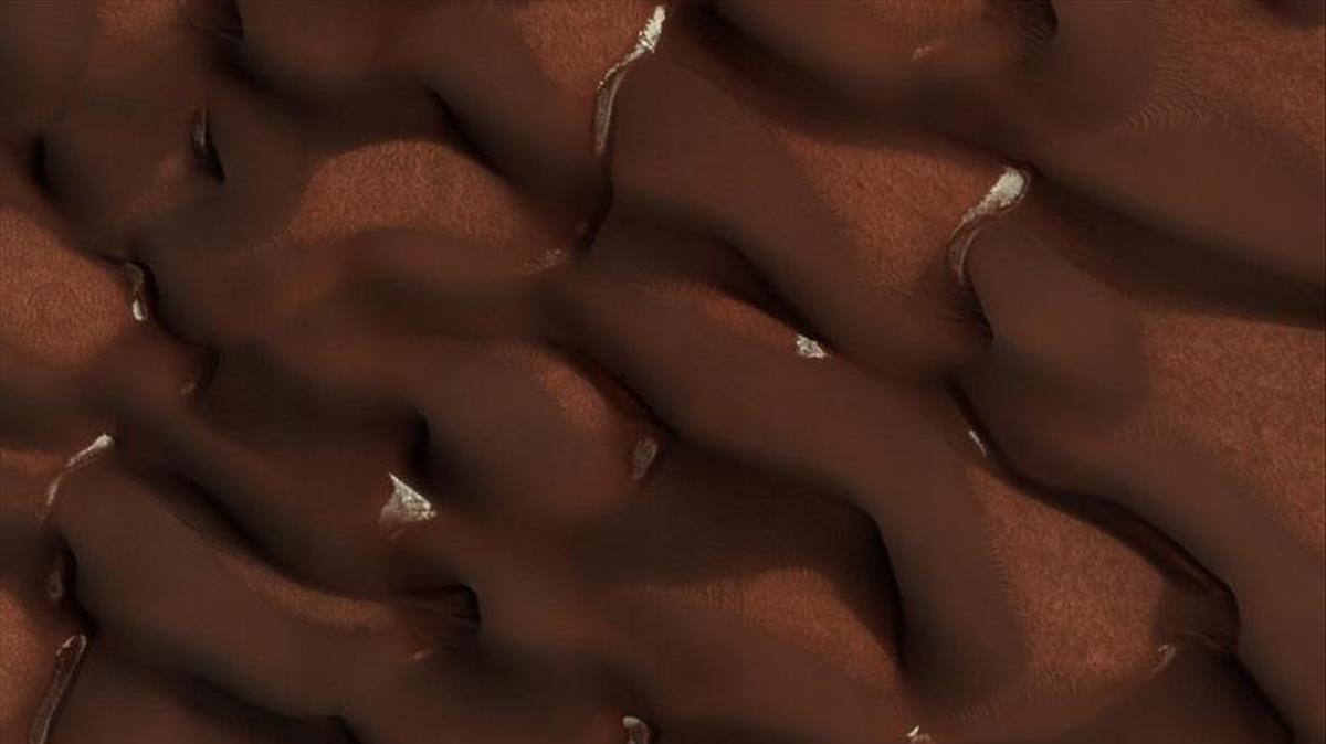 Las dunas de Marte están casi libres de su capa de hielo estacional a principios del verano marciano, con focos de hielo todavía visibles en áreas protegidas por la sombra, como se ve en esta imagen de Mars Reconnaissance Orbiter.