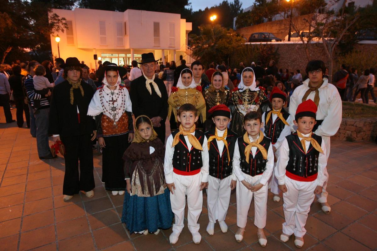 Toni d'en Planes, con integrantes de la colla de Balansat, durante du homenaje en 2010.