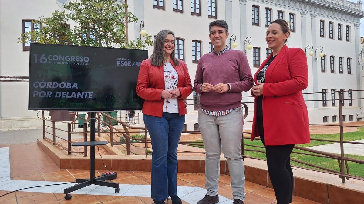 María Jesús Serrano, José Antonio Gómez y Auria Expósito, este lunes en Puente Genil.