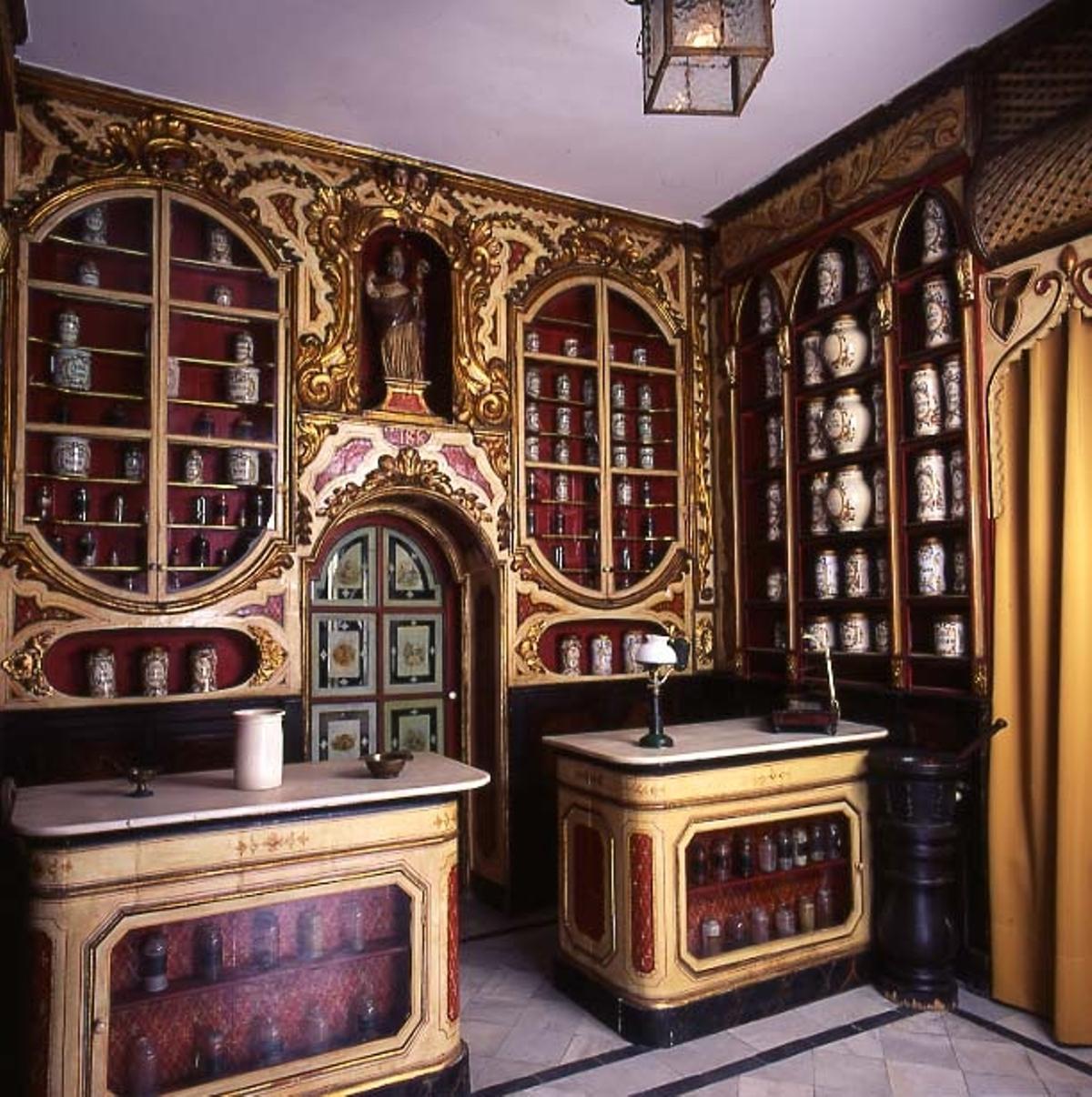 Una de las estancias que pueden visitarse en el Museo de la Farmacia Hispana.